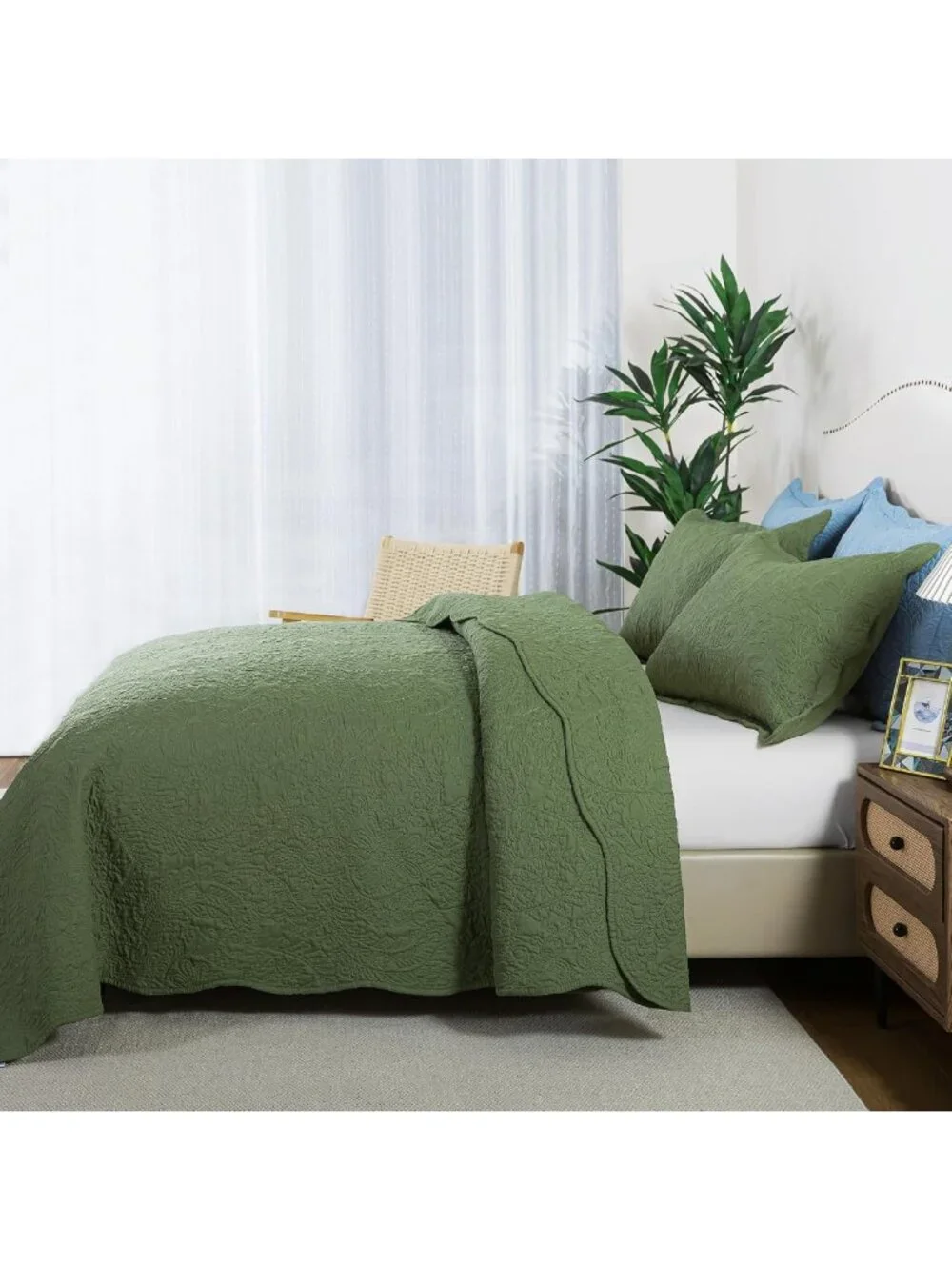 Lightweight King Quilt Set - 3 Piece Reversible Microfiber Bedspread for